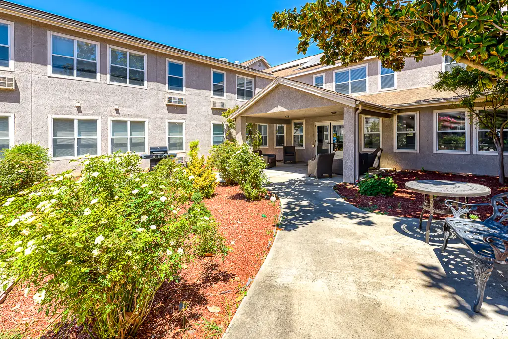 Outdoor Courtyard and Walking Paths Outdoor Courtyard and Walking Paths